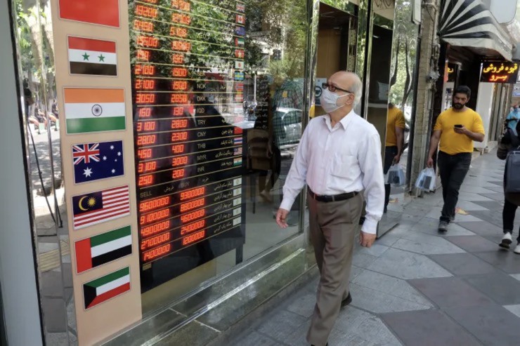 Người dân đi bộ trên đường phố thủ đô Tehran, Iran. Ảnh: Reuters.