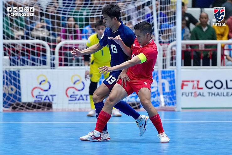 Futsal Việt Nam (áo đỏ) thi đấu quyết tâm trước Thái Lan