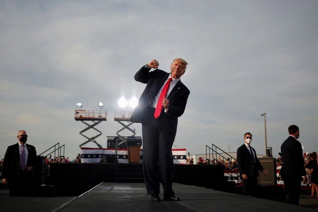 Ông Trump nhảy múa trong một cuộc vận động ở Florida. Ảnh: Guardian