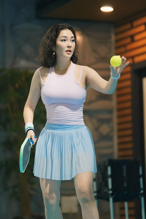 Nguyễn Thị Huyền mới đây khoe hình ảnh đi chơi pickleball cùng với bạn bè. Điều khiến khán giả chú ý chính là làn da khỏe khoắn, đều màu của cô.