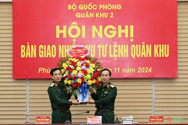 Đại tướng Phan Văn Giang chủ trì bàn giao chức vụ Tư lệnh Quân khu 2 từ Trung tướng Phạm Hồng Chương sang Thiếu tướng Trần Văn Bắc