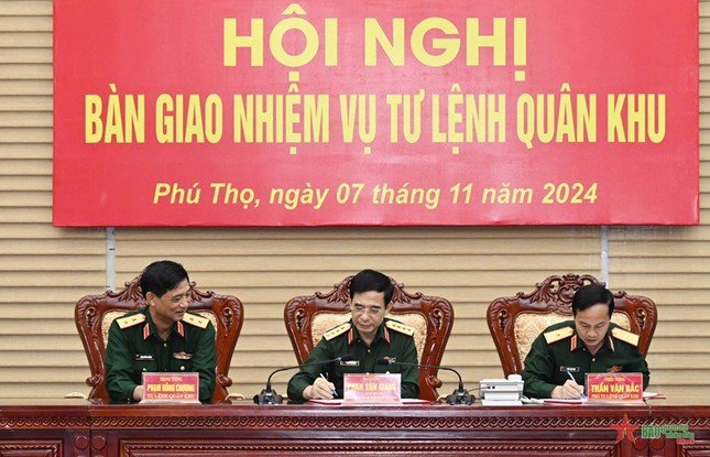 Đại tướng Phan Văn Giang chủ trì bàn giao chức vụ Tư lệnh Quân khu 2 từ Trung tướng Phạm Hồng Chương sang Thiếu tướng Trần Văn Bắc