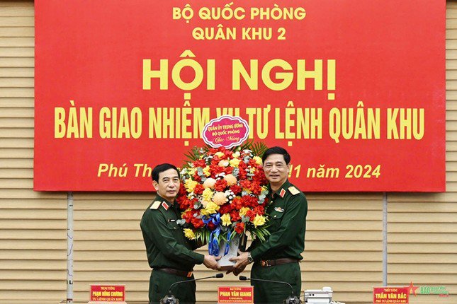 Đại tướng Phan Văn Giang chủ trì bàn giao chức vụ Tư lệnh Quân khu 2 từ Trung tướng Phạm Hồng Chương sang Thiếu tướng Trần Văn Bắc