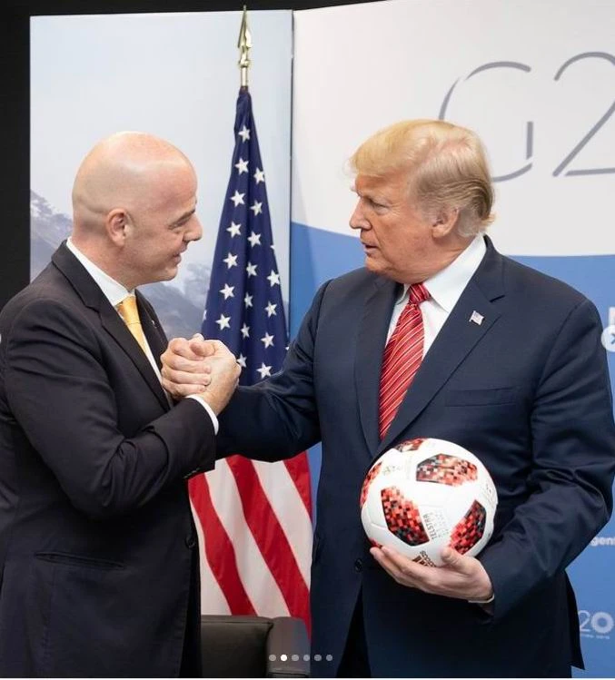 Chủ tịch FIFA Gianni Infantino chúc mừng Liên minh Bắc Mỹ-Mỹ-Mexico-Candana cùng tổ chức World Cup 2026.