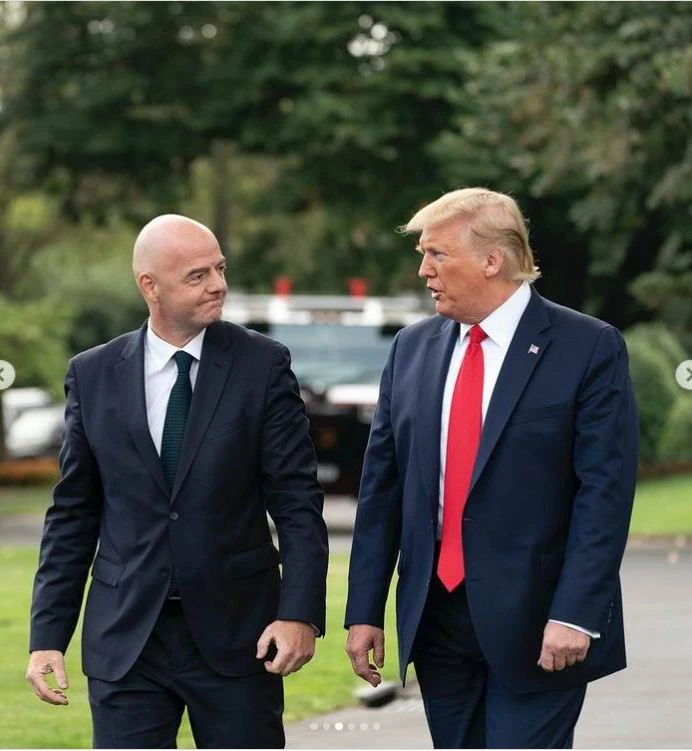 Ông D. Trump và ông G. Infantino đi dọa trong vườn Nhà Trắng.