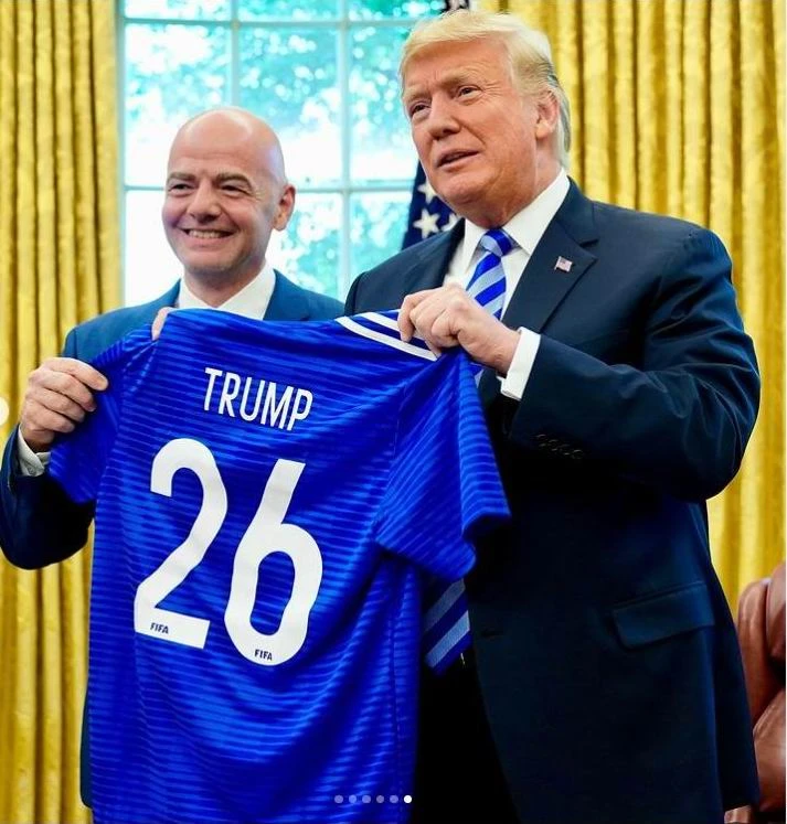 Hơn 4 năm về trước khi Liên minh Bắc Mỹ được quyền đăng cao World Cup 2026, Chủ tịch Gianni Infantino tặng cho Tổng thống D. Trump chiếc áo số 26- World Cup 2026.