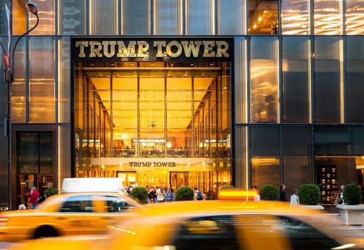 Tòa nhà Trump Tower bày bán nhiều sản phẩm mang thương hiệu của Donald Trump từ thời ông đắc cử tổng thống Mỹ thứ 45 đến nay. Trong đó, Trump Grill, Trump Café, The Trump Bar, Trump Ice cream Parlor là 4 cửa hàng kinh doanh đồ ăn, thức uống tại đây.
