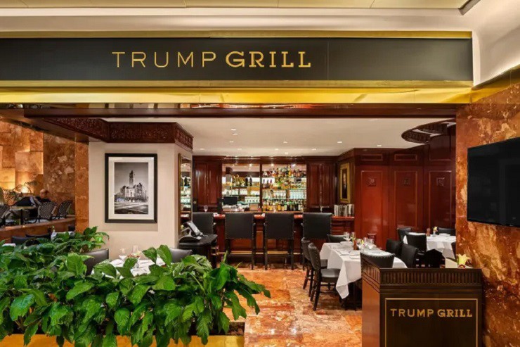 Nằm ở góc sảnh lớn trong tòa nhà của ông Trump (Midtown Manhattan, thành phố New York, Mỹ), nhà hàng Trump Grill phục vụ các món ăn cổ điển của Mỹ. Theo lời giới thiệu của đơn vị, thực đơn do bếp trưởng Kamila Singh thiết kế phù hợp cho những doanh nhân bận rộn, không có nhiều thời gian cho việc ăn uống, cũng như những thực khách khác đang tìm kiếm trải nghiệm mới mẻ ở New York.
