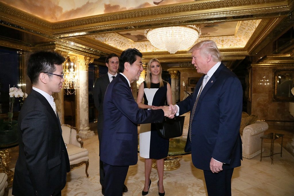 Cố Thủ tướng Nhật Bản Shinzo Abe, người đã đến New York ngay sau chiến thắng của ông&nbsp;Trump vào năm 2016. Ảnh: Reuters.