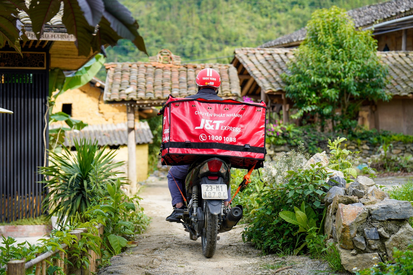 Chuyển phát nhanh là cầu nối gắn kết khách hàng và người bán, góp phần hoàn thiện chu trình mua sắm “chuẩn 5 sao”