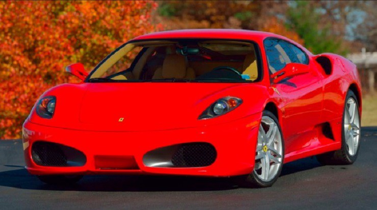 Ông Donald Trump từng sở hữu một chiếc Ferrari F430 đời 2007. Siêu xe này có tốc độ tối đa 315 km/h và có thể tăng tốc từ 0-100 km/h trong 3,6 giây. Chiếc Ferrari F430 của ông Trump được đem đấu giá vào năm 2017 và được chốt với số tiền 240.000 USD (hơn 6 tỷ đồng)&nbsp;trước khi qua tay nhiều người chủ khác sau này.
