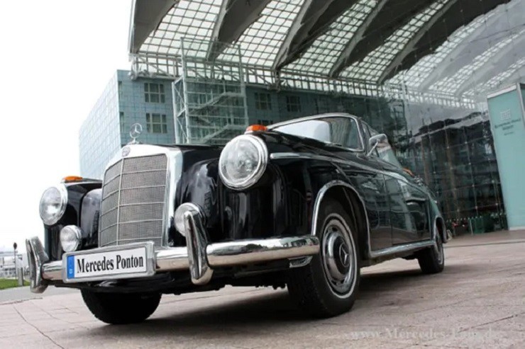 Mercedes 220 SE Ponton Chiếc Mercedes 220 SE Ponton mui trần đời 1959 được bà Melania khoe trên Instagram vào mùa hè năm 2014. Động cơ xăng của SE Ponton sản sinh ra công suất 118 mã lực, có thể tăng tốc 0-96 km/h trong 17 giây. Con gái riêng của tỷ phú Donald Trump là Ivanka Trump cùng chồng của cô cũng từng được nhìn thấy trên chiếc xe này.
