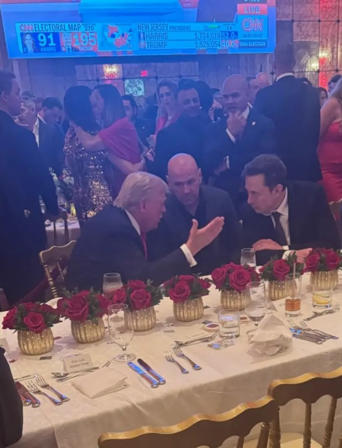 Trump trò chuyện với Elon Musk ở đêm tiệc bầu cử tại Mar-a-Lago. Ảnh: X