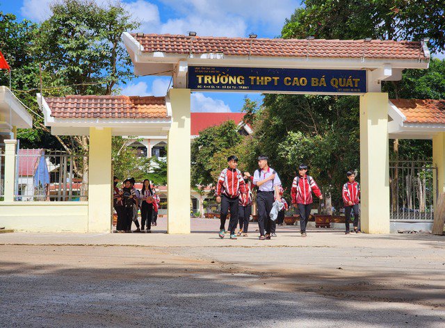 1 giáo viên Trường THPT Cao Bá Quát phản ánh học sinh vắng học chính khóa để đi học thêm