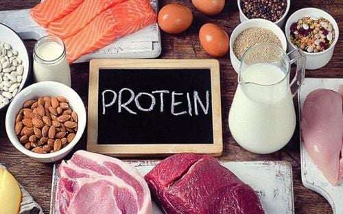 Nhưng thừa protein lại gây nhiều hậu quả xấu cho sức khỏe, như đau khớp, tăng nguy cơ mắc bệnh gout, dễ mắc các bệnh viêm nhiễm, làm thiếu hụt canxi và vitamin D có thể gây mắc bệnh đa xơ cứng khi cao tuổi,…Các dấu hiệu cảnh báo tình trạng thừa protein bao gồm: Tình trạng khát nước: khi ăn nhiều đạm thận phải làm việc nhiều hơn để thải bớt, lượng nước tiểu nhiều hơn và thường xuyên cảm thấy khát hơn; Rối loạn tiêu hóa: chế độ ăn giàu đạm thường ít hoặc không có chất xơ, gây rối loạn tiêu hóa như táo bón, cảm giác trướng bụng, co thắt ruột,… Tình trạng trầm cảm và lo lắng; Tăng cân, béo phì; Hơi thở có mùi.