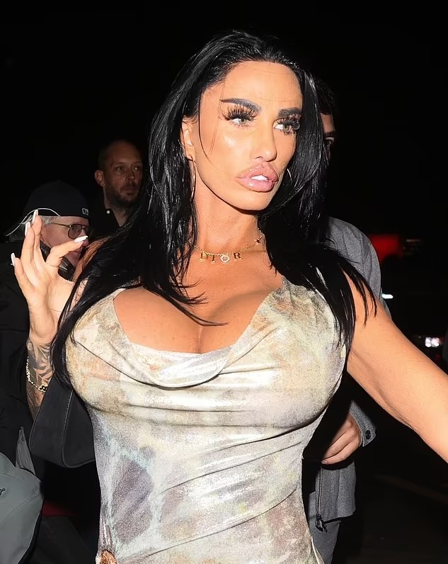 Katie Price dự lễ trao giải tối thứ Năm. Ảnh: Backgrid