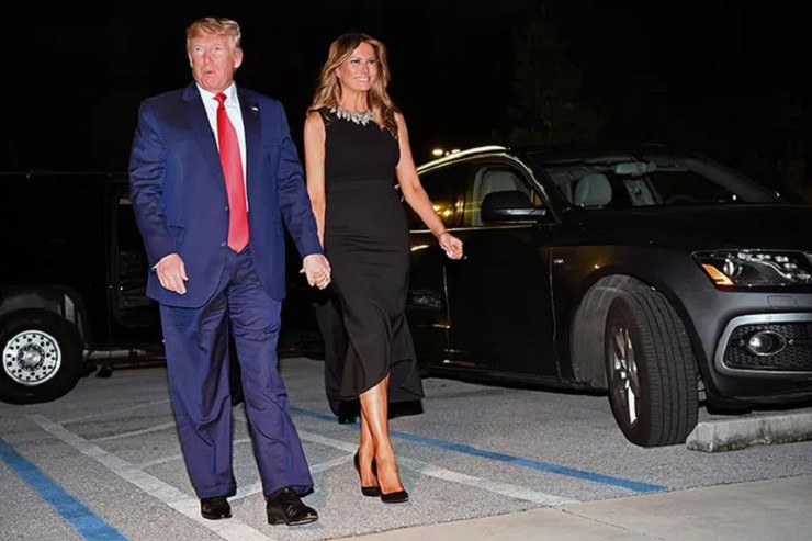 Cả hai vợ chồng ông Trump và bà Melania đặc biệt yêu thích những chiếc xe siêu sang, mui trần hay siêu xe...
