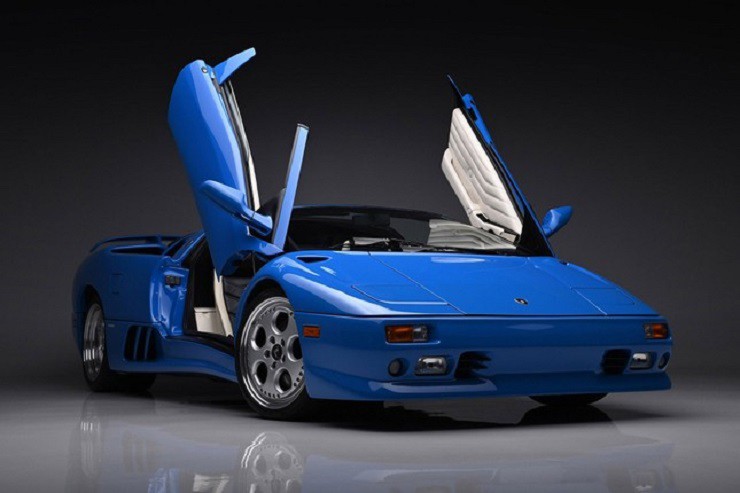 Chiếc Lamborghini Diablo VT Roadster 1997 có thể đạt tốc độ tối đa trên 320 km/h. Chiếc xe của ông Trump nổi bật với màu sơn đặc biệt Blu Le Mans đặt riêng và nội thất da sang trọng. Xe còn có bảng tên riêng ghi “Donald Trump Diablo 1997”. Ông Trump giữ cho đến năm 2002, sau đó qua tay 2 người nữa và đến nay đồng hồ ODO mới chỉ hiển thị 24.836 dặm (39.970 km). Xe đã được đem bán đấu giá vào hồi đầu năm 2024 với mức giá lên tới 1 triệu USD (hơn 25 tỷ đồng).
