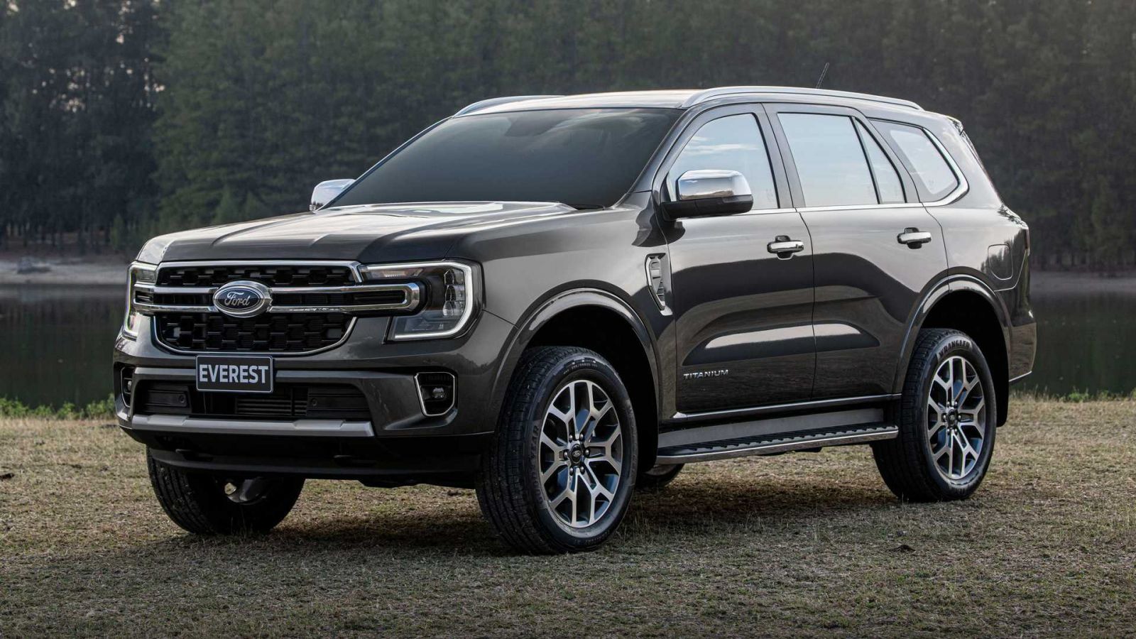 Ford Everest có ngoại thất mạnh mẽ và nam tính.