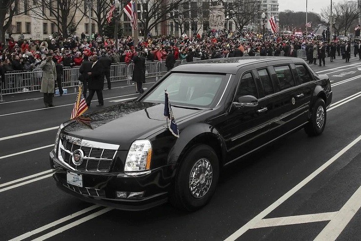 Trước khi bước vào nhà Trắng, chiếc xe được ông Trump sử dụng nhiều nhất là Modern Cadillac Limo “The Beast”. Xe sở hữu khối động cơ V12, sản sinh công suất 453 mã lực và dẫn động bởi hộp số tự động 6 cấp. "Quái thú" này có giá đến 500.000 USD (hơn 12,6 tỷ đồng).
