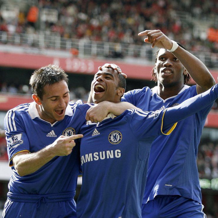 Vụ Ashley Cole từ Arsenal sang Chelsea thổi bùng mâu thuẫn giữa 2 CLB