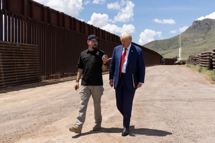 Ông Trump tới thị sát khu vực biên giới Mỹ - Mexico vào tháng 8/2024. Ảnh: Rebecca Noble/Getty Images.