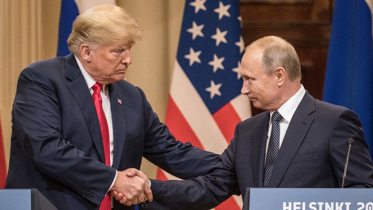 Ông Putin bắt tay ông Trump. Ảnh: Chris McGrath / Getty Images.