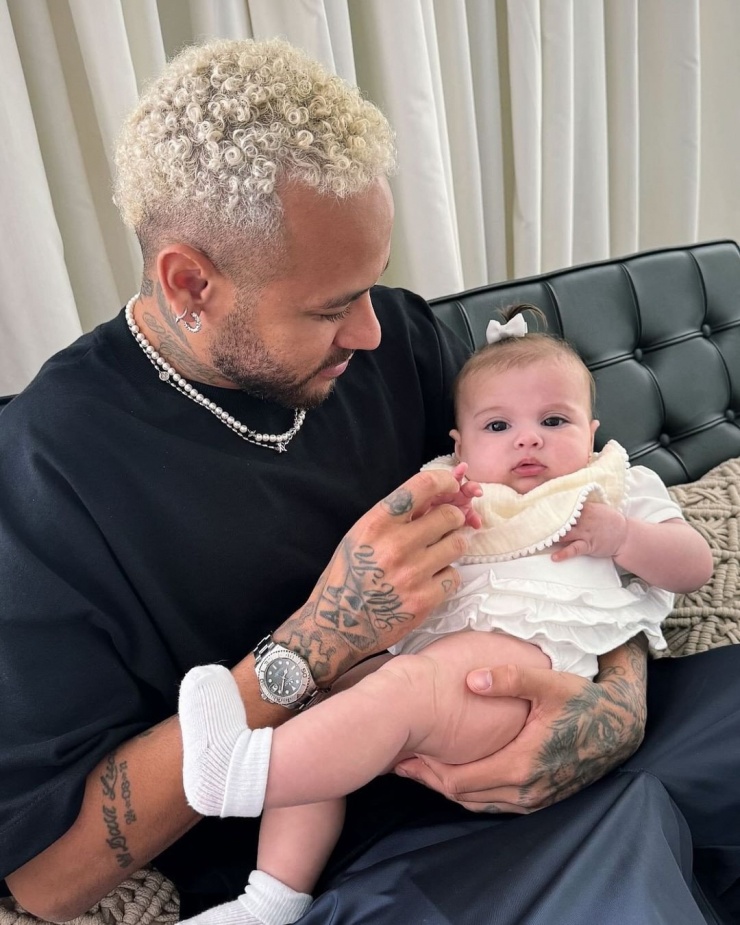 Neymar lần đầu công khai con gái thứ 3 Helena. Ảnh: Instagram