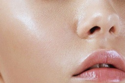 Skincare chăm chỉ nhưng da vẫn nổi mụn, nguyên nhân là do dưỡng ẩm quá đà