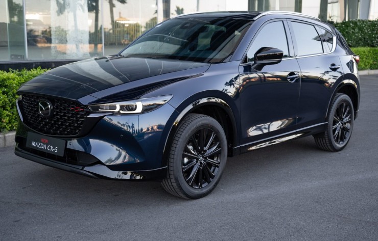 1. 2025 Mazda CX-5 nổi bật với cabin cao cấp, trải nghiệm lái thú vị và trơn chu, cùng chất lượng lái được tùy chỉnh. So với nhiều đối thủ, CX-5 có không gian nội thất cao cấp và hiện đại hơn hẳn. Xe có thiết kế 5 chỗ ngồi, hệ dẫn động 4 bánh, và động cơ mạnh mẽ đạt công suất tối đa 187-227 mã lực.
