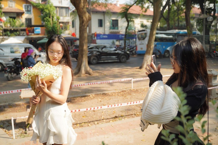 Các 'nàng thơ' cũng tranh thủ thời tiết nắng ấm để lên con phố Phan Đình Phùng chụp ảnh lúc giao mùa.