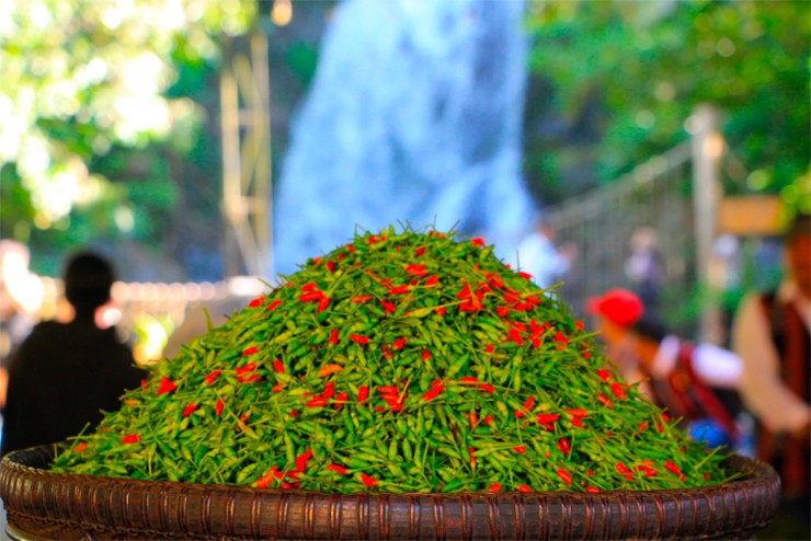 Ngoài ớt tươi, bà con ở đây còn làm các sản phẩm từ ớt a riêu như ngâm mắm, ngâm măng chua để bán cho du khách gần xa.
