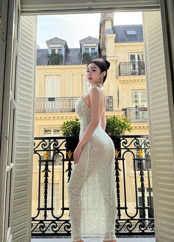 Hot girl đẹp tựa búp bê, diện váy xuyên thấu lộ nội y - 3