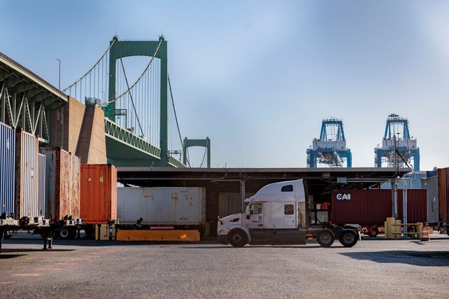 Container hàng hóa tại cảng Philadelphia ở bang Pennsylvania - Mỹ. Ảnh: Bloomberg