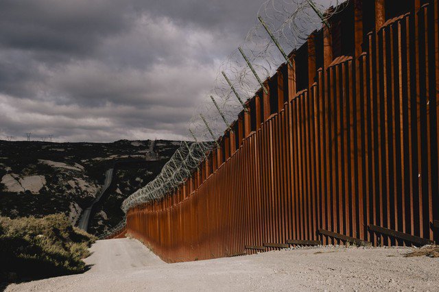 Bức tường biên giới Mỹ - Mexico tại Campo, bang California. Ảnh: Bloomberg