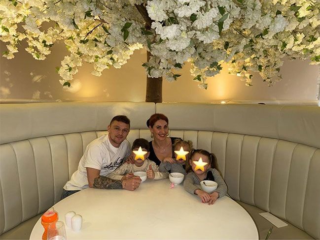 Sao Anh đăng ảnh cùng vợ con mừng Ngày của Mẹ hồi tháng Ba. Ảnh: Instagram Kieran Trippier