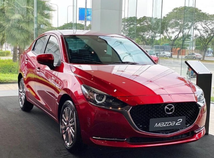 4. Mazda 2 có 5 phiên bản khác nhau, với mức giá dao động từ 408 đến 527 triệu đồng. Với thiết kế đầu xe tinh tế, lưới tản nhiệt được làm đầy đặn và cách điệu với các họa tiết kim loại, Mazda 2 mang đến vẻ ngoài hiện đại và sang trọng. Nội thất của xe được nâng cấp về khả năng cách âm, giúp giảm thiểu tiếng ồn hiệu quả. Động cơ Skyactiv-G 1.5L cho công suất tối đa 110 mã lực tại 6.000 vòng/phút và mô-men xoắn cực đại 144 Nm tại 4.000 vòng/phút, mang đến khả năng vận hành mượt mà và tiết kiệm nhiên liệu.