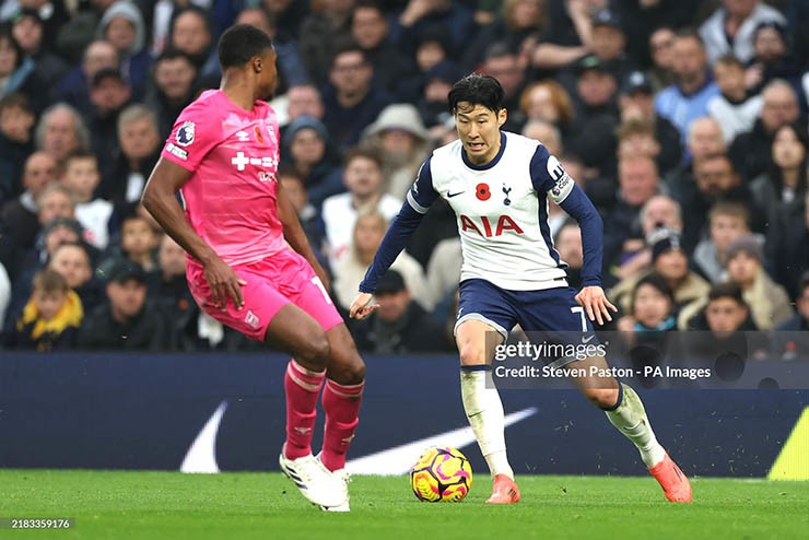 Son Heung Min (áo trắng) tịt ngòi còn Tottenham thua trận