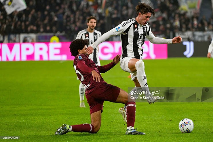 Juventus (áo sọc đen trắng) giành chiến thắng ấn tượng