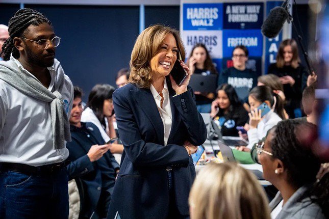 Bà Kamala Harris gọi điện thoại vào Ngày bầu cử từ trụ sở chiến dịch tại Delaware. Ảnh: Getty.