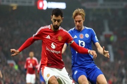 MU hạ đẹp Leicester: Người hùng Fernandes bảo vệ Garnacho, tri ân Van Nistelrooy