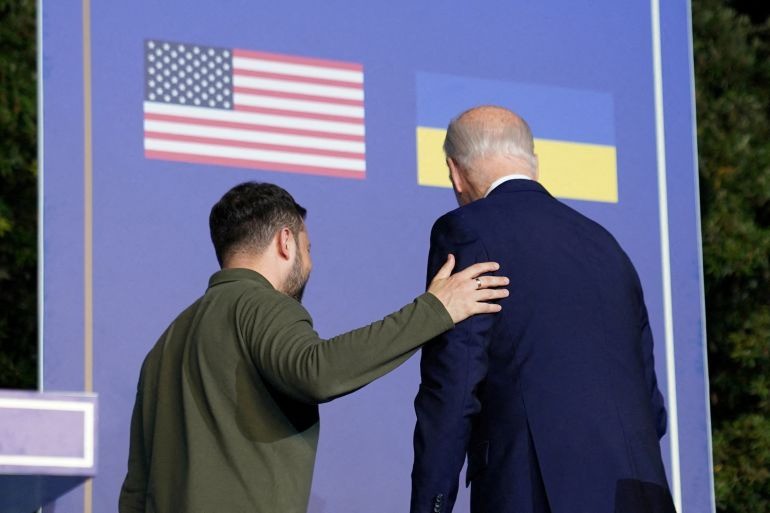 Ông Biden (phải) và người đồng cấp Ukraine Zelensky trong một sự kiện tại Italia ngày 13/6/2024. Ảnh: Reuters