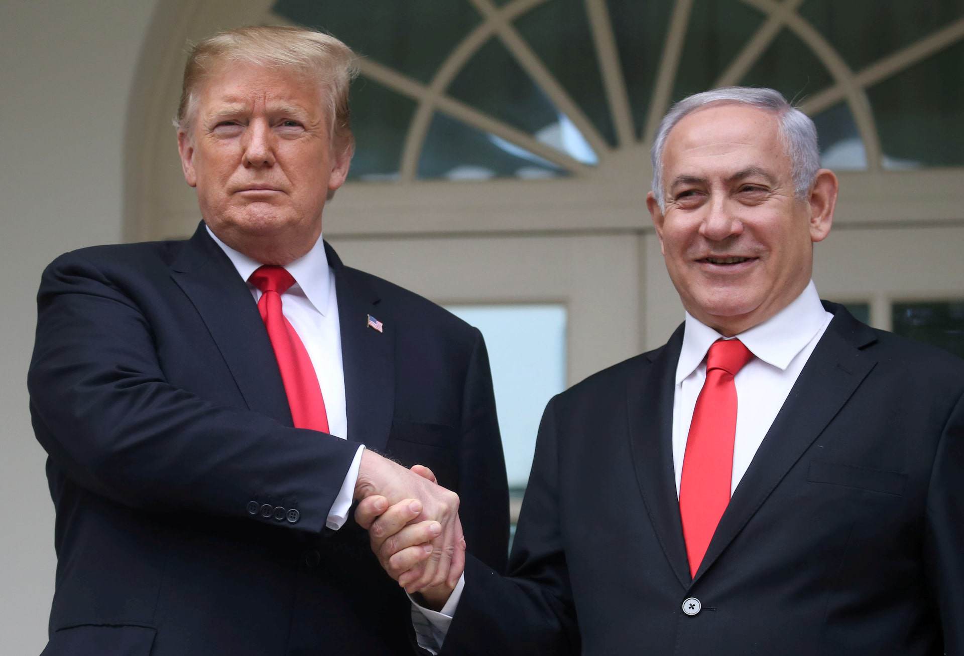 Ông Trump bắt tay ông Netanyahu (phải) ở Nhà Trắng vào ngày 25/3/2019. Ảnh: Reuters.