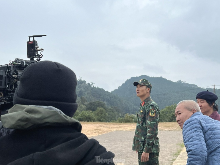 Để chọn được bối cảnh chuyển tải những câu chuyện, khắc họa nhân vật chiến sĩ đậm nét, Cục Tuyên huấn (Tổng cục Chính trị QĐND Việt Nam, Bộ Quốc phòng) cùng đơn vị sản xuất thẩm định, nghiệm thu một số bối cảnh ở một số tỉnh miền núi như Hòa Bình, Sơn La…