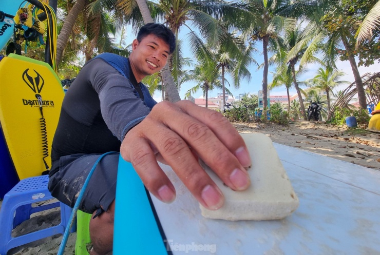 Những tay chơi chuyên nghiệp thường dùng ván cá nhân. Một số du khách ở ngắn ngày chọn phương án thuê vì mua rất đắt, gần 10 triệu đồng. Thời gian gần đây, dịch vụ cho thuê ván lướt trên biển Đà Nẵng cũng khởi sắc do du khách chơi nhiều. Trước khi thuê, các quầy phải kiểm tra ván, dây buộc, bôi sáp chống trơn lên mặt ván để đảm bảo an toàn cho người chơi.