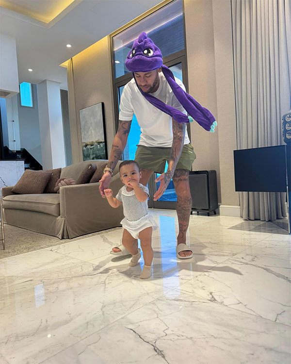 Neymar chơi với con gái Mavie tại biệt thự ở Arab Saudi. Ảnh: Instagram Neymar