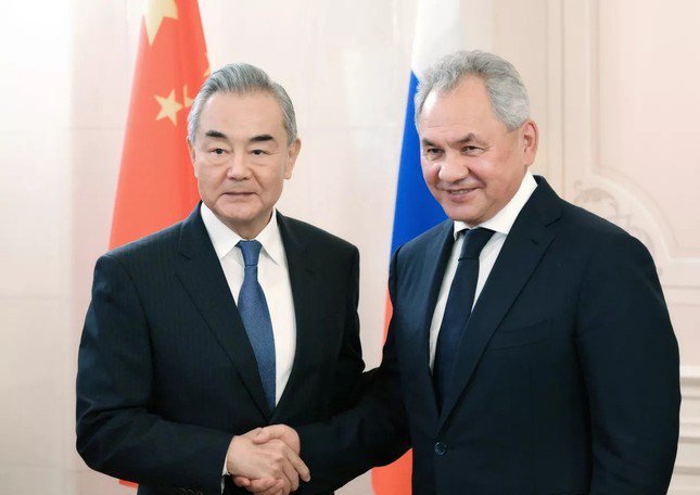 Thư ký Hội đồng An ninh Nga Sergei Shoigu và Bộ trưởng Ngoại giao Trung Quốc Vương Nghị. (Ảnh: Sputnik)