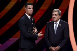 Ronaldo được vinh danh đặc biệt ở Bồ Đào Nha, dè dặt nói về cột mốc 1000 bàn