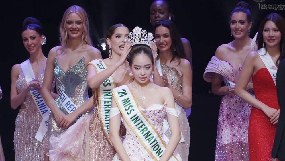 Khoảnh khắc Thanh Thủy nhận vương miện Miss International bùng nổ mạng xã hội.