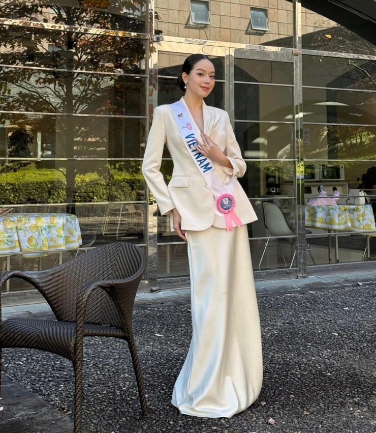 Trước đó, các thí sinh Miss International 2024 được chia thành nhiều nhóm và di chuyển đến các thành phố khác nhau tại Nhật Bản để tham gia các hoạt động, trải nghiệm văn hóa truyền thống địa phương. Khi được sắp xếp đến thành phố Niigata, Thanh Thủy không may để quên điện thoại tại khách sạn ở Tokyo, khiến người hâm mộ lo lắng vì không thể cập nhật tình hình. Tuy nhiên, với tính cách thân thiện và năng động, cô nhanh chóng nhờ các đại diện nước bạn chụp ảnh và quay video giúp mình.